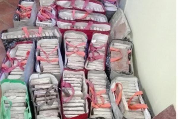 Sorpresi con centinaia di mezzane di cotto antiche nell'auto: denunciati 