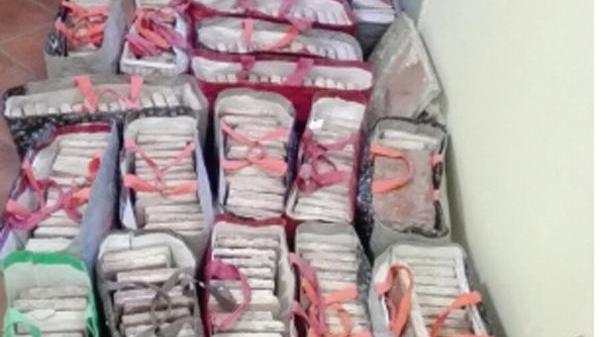 Sorpresi con centinaia di mezzane di cotto antiche nell'auto: denunciati