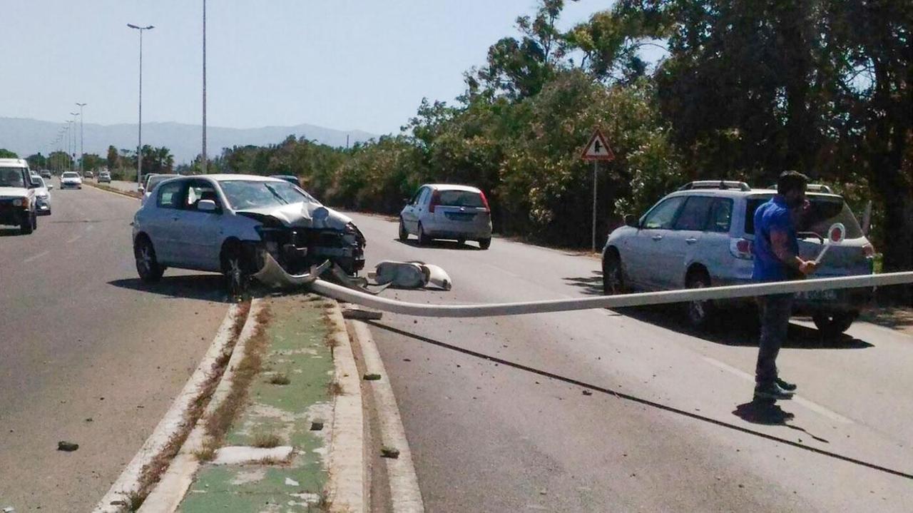 Cagliari, scappa sull'auto senza assicurazione e si schianta contro un lampione