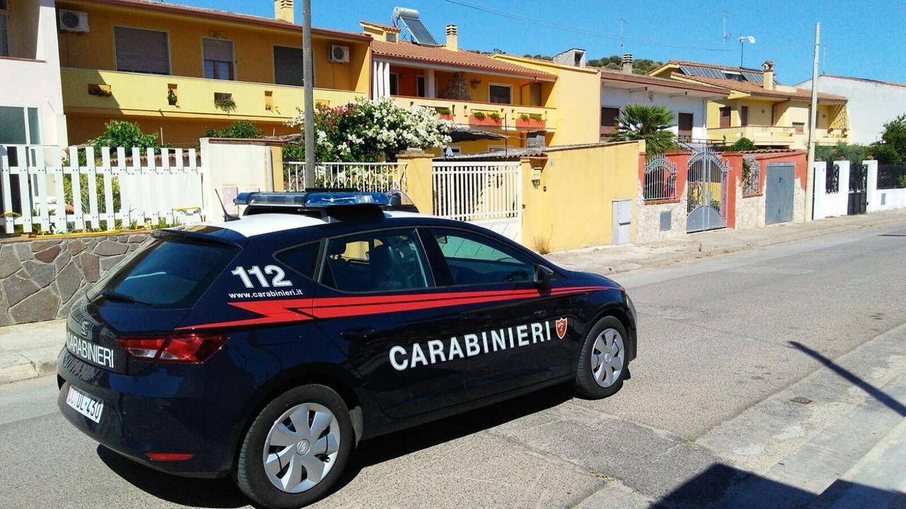 Torna a casa ubriaco, minaccia la madre e lancia un tavolo contro i carabinieri