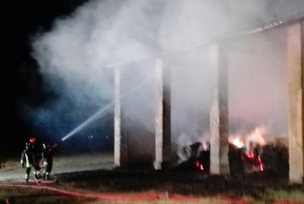 Bruciano magazzino e rotoballe, indagano i carabinieri