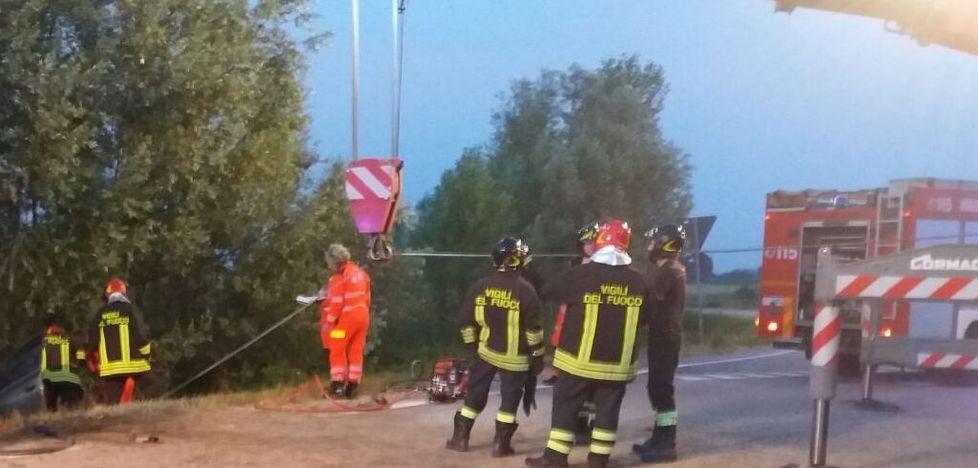 Muore nell’auto che si incendia 