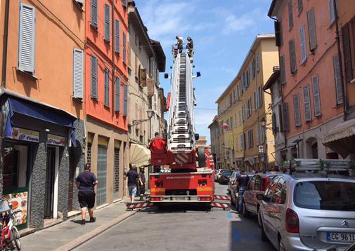 Il bimbo si sporge, falso allarme in centro