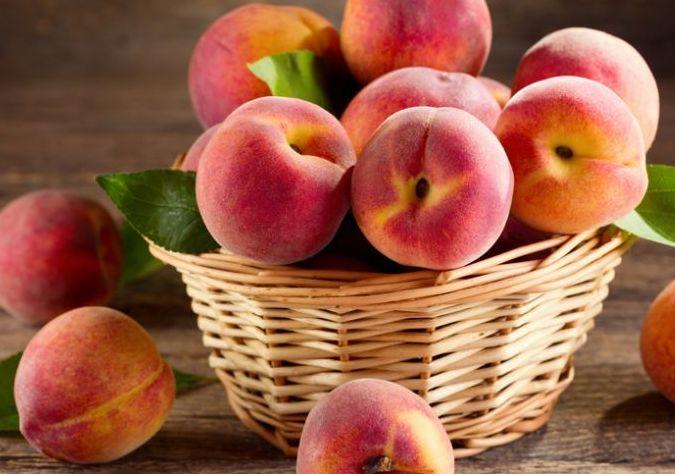 Una merenda con le pesche Delizioso frutto dell’estate