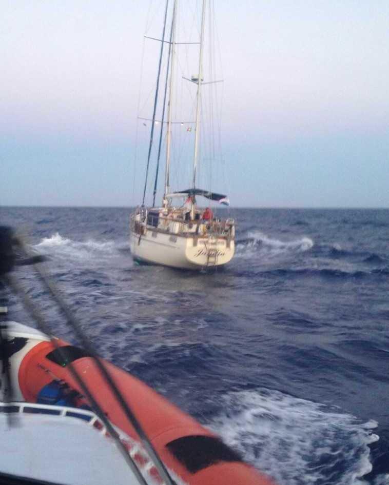 Barca alla deriva, salvi 4 adulti e 2 bimbi