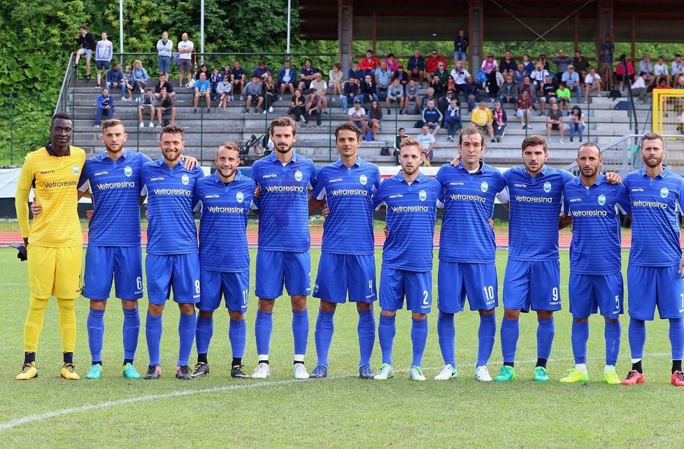 Maglia azzurra per la prima versione spallina del 2017-2018