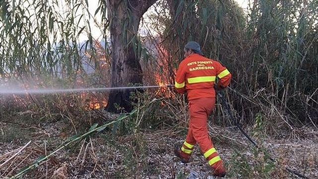 Ancora incendi, fiamme in città a Olbia: evacuata una casa 