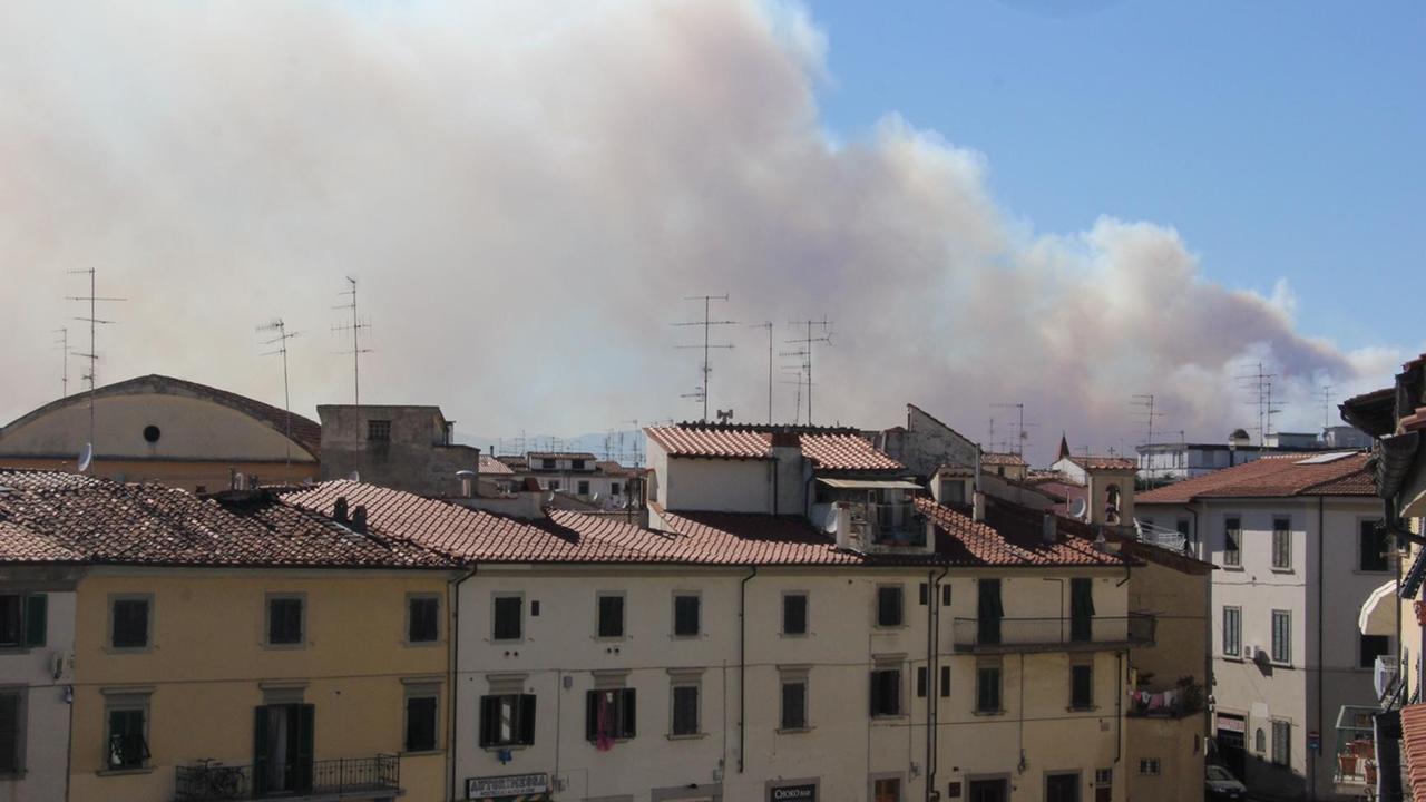 Le nuvole di fumo da piazza Mercatale