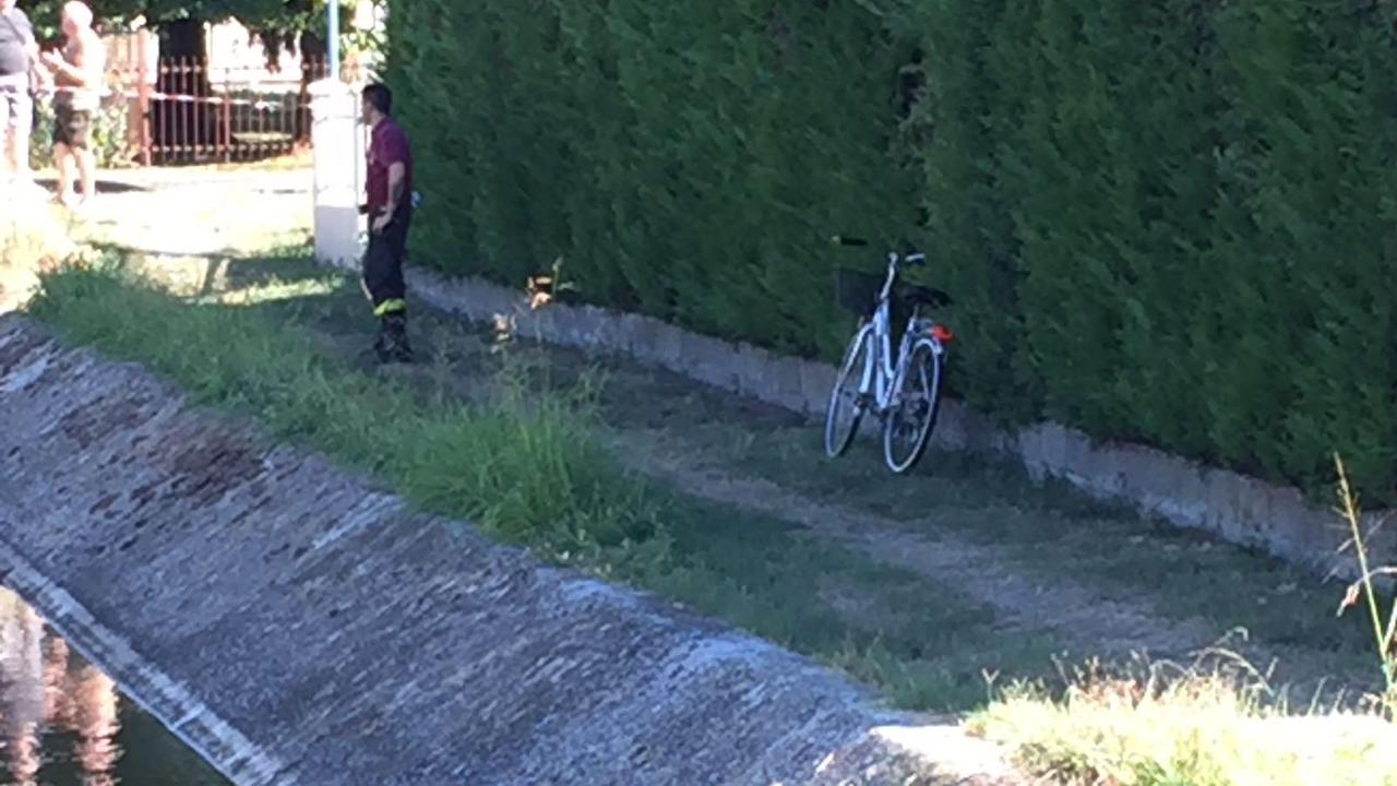 Bambino scompare a Luzzara, le ciabatte ritrovate nel canale a 800 metri dalla bici / Foto e video