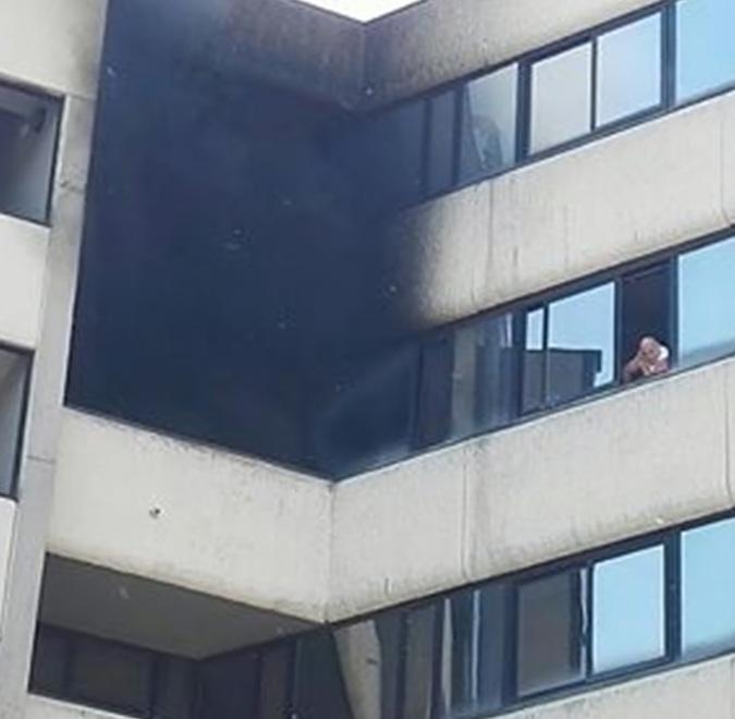 Terrazzo a fuoco al “Les Suites” di Modena