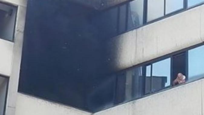 Terrazzo a fuoco al “Les Suites” di Modena