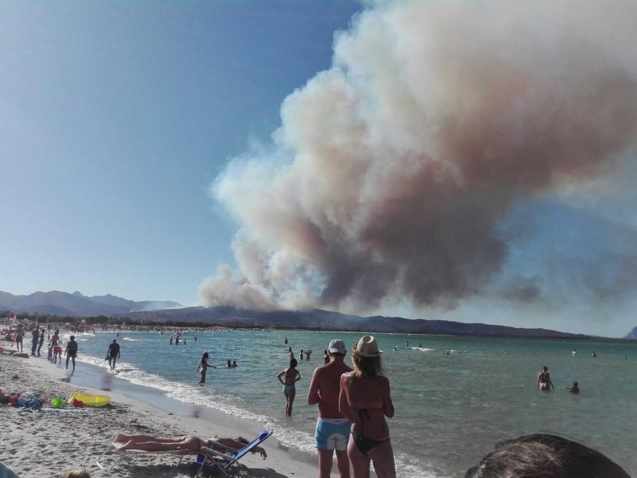 Da Padria a Quartu ancora fuoco in Sardegna, a Olbia minacciate le case di Poltu Quatu