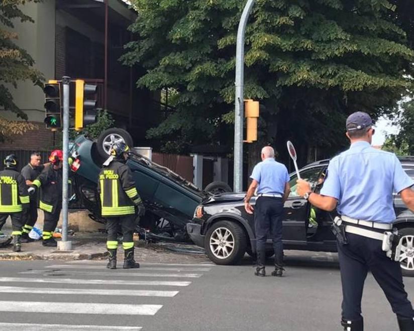 Auto rovesciata in via Manzoni Due all’ospedale 