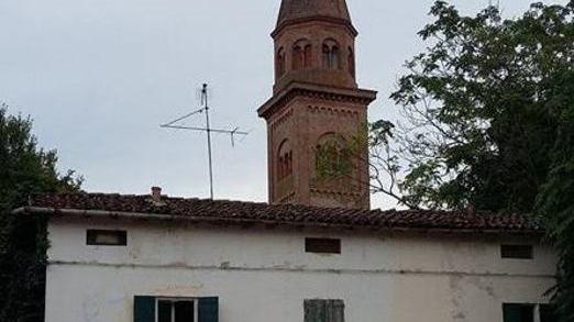 Occupano da mesi la casa inagibile della parrocchia
