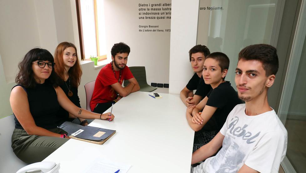Gli studenti in rivolta «Sfruttati e costretti a pagarci i soggiorni» 