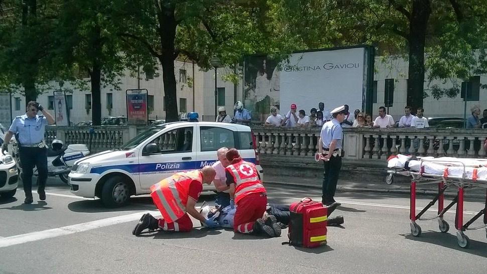 Cade dalla moto, poliziotto ferito