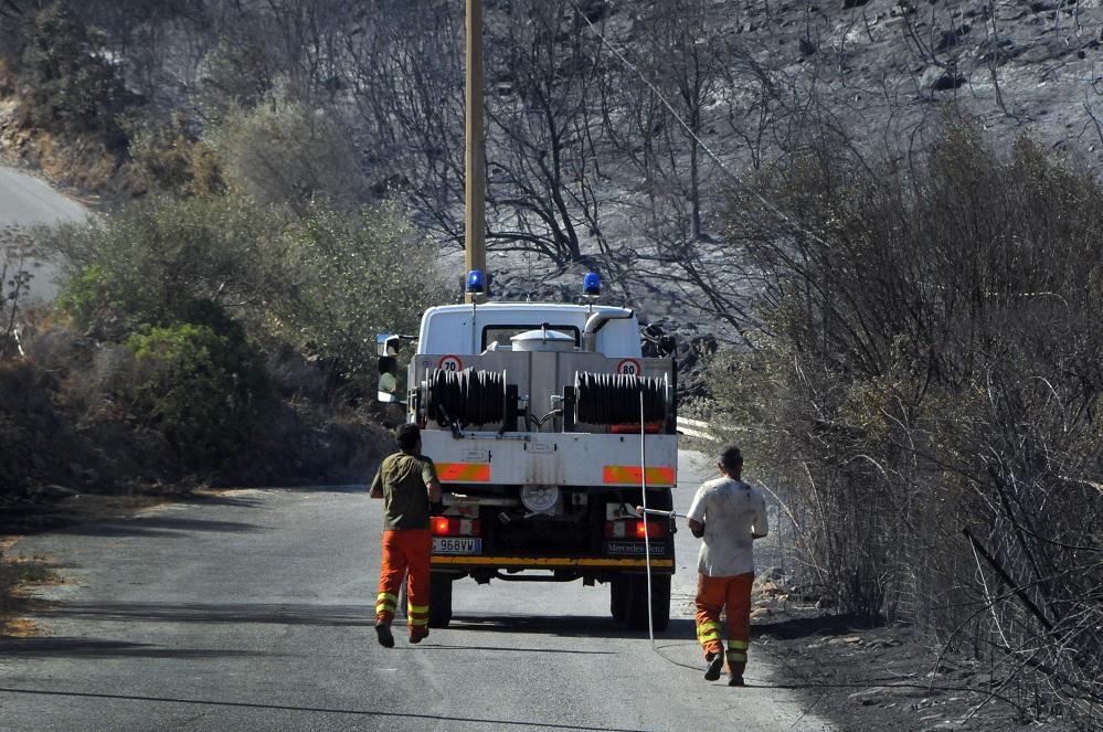 L'impegno generoso degli uomini dell'antincendio testimoniato dalla foto di Massimo Locci 
