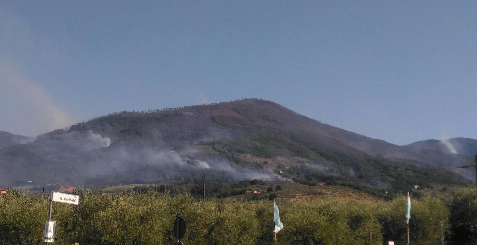 Riprendono forza le fiamme intorno all'agriturismo Il Pianaccio