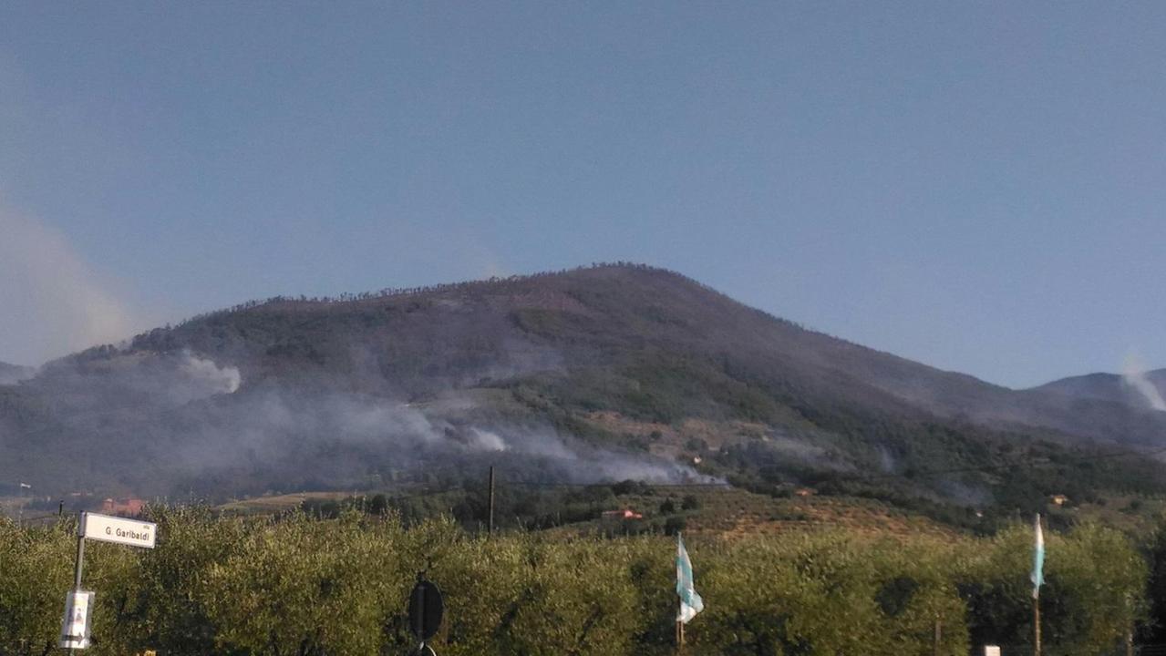 Riprendono forza le fiamme intorno all'agriturismo Il Pianaccio