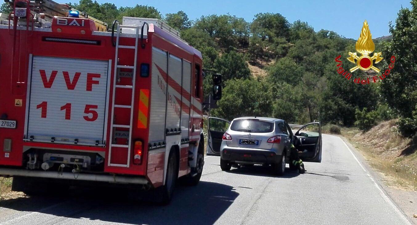 Scontro frontale sulla strada per Lodine, in tre all'ospedale