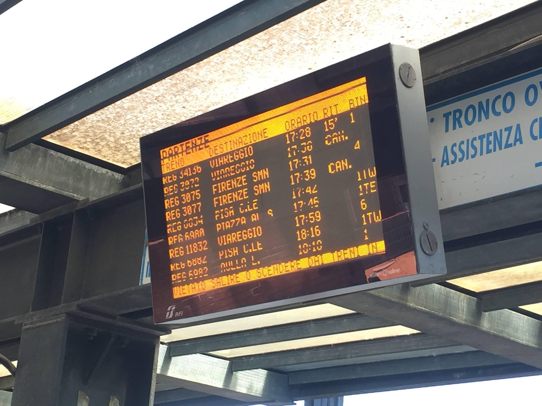 Il tabellone della stazione di Lucca nel pomeriggio di lunedì 17