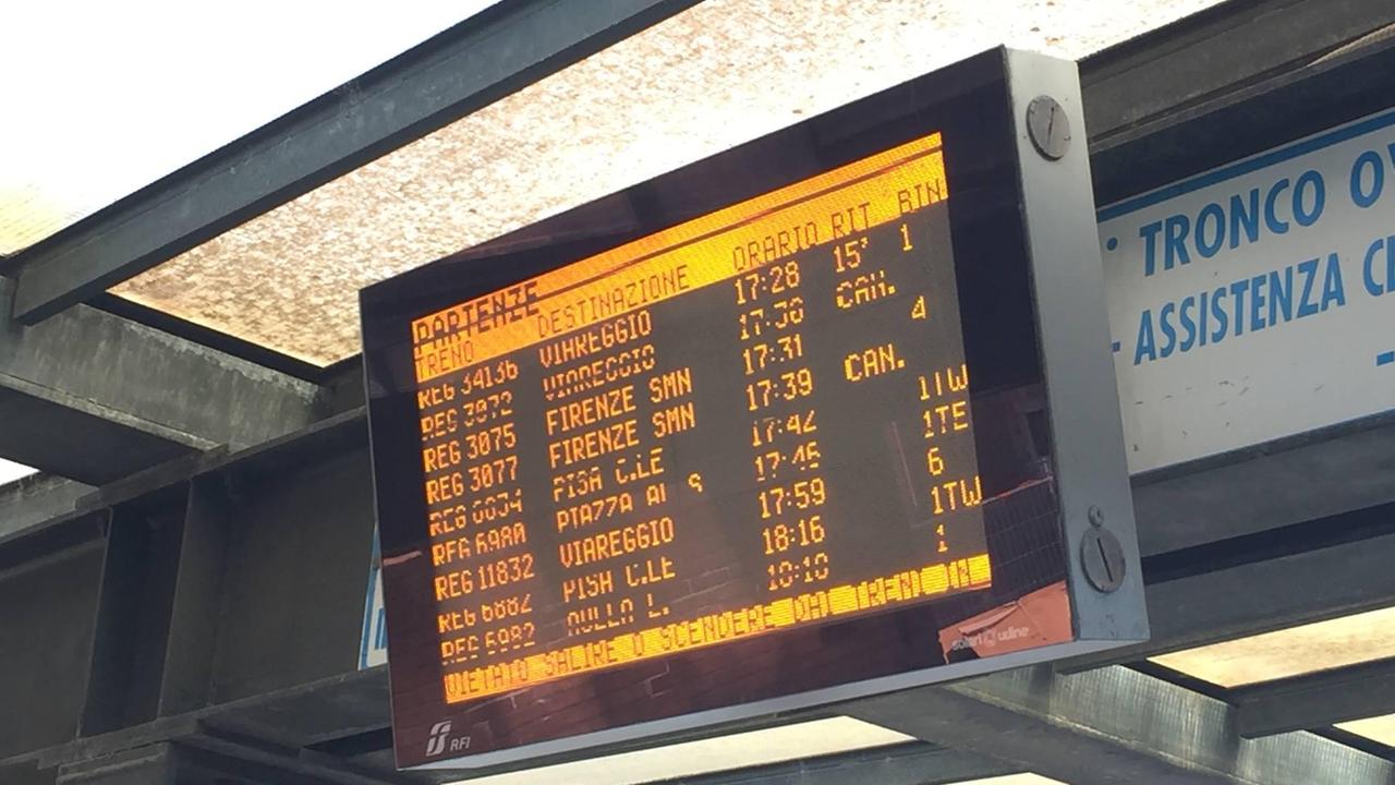 Il tabellone della stazione di Lucca nel pomeriggio di lunedì 17