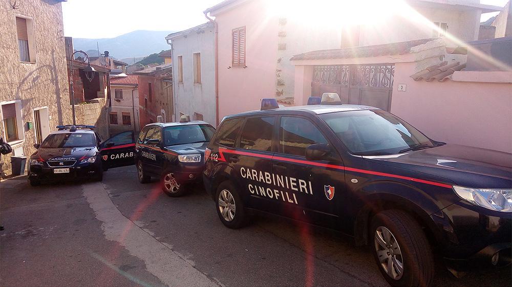 I carabinieri durante l'arresto a Ballao