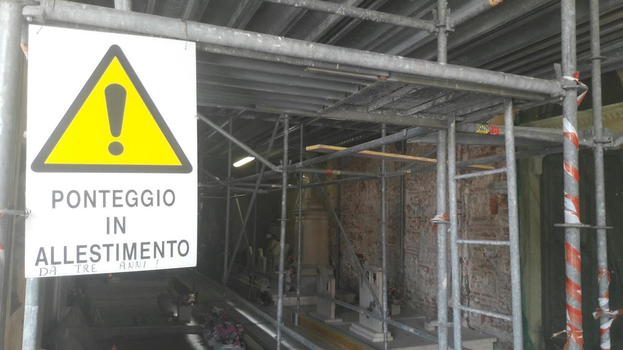 Il cimitero della Misericordia cade a pezzi: «Lo chiudiamo in parte»