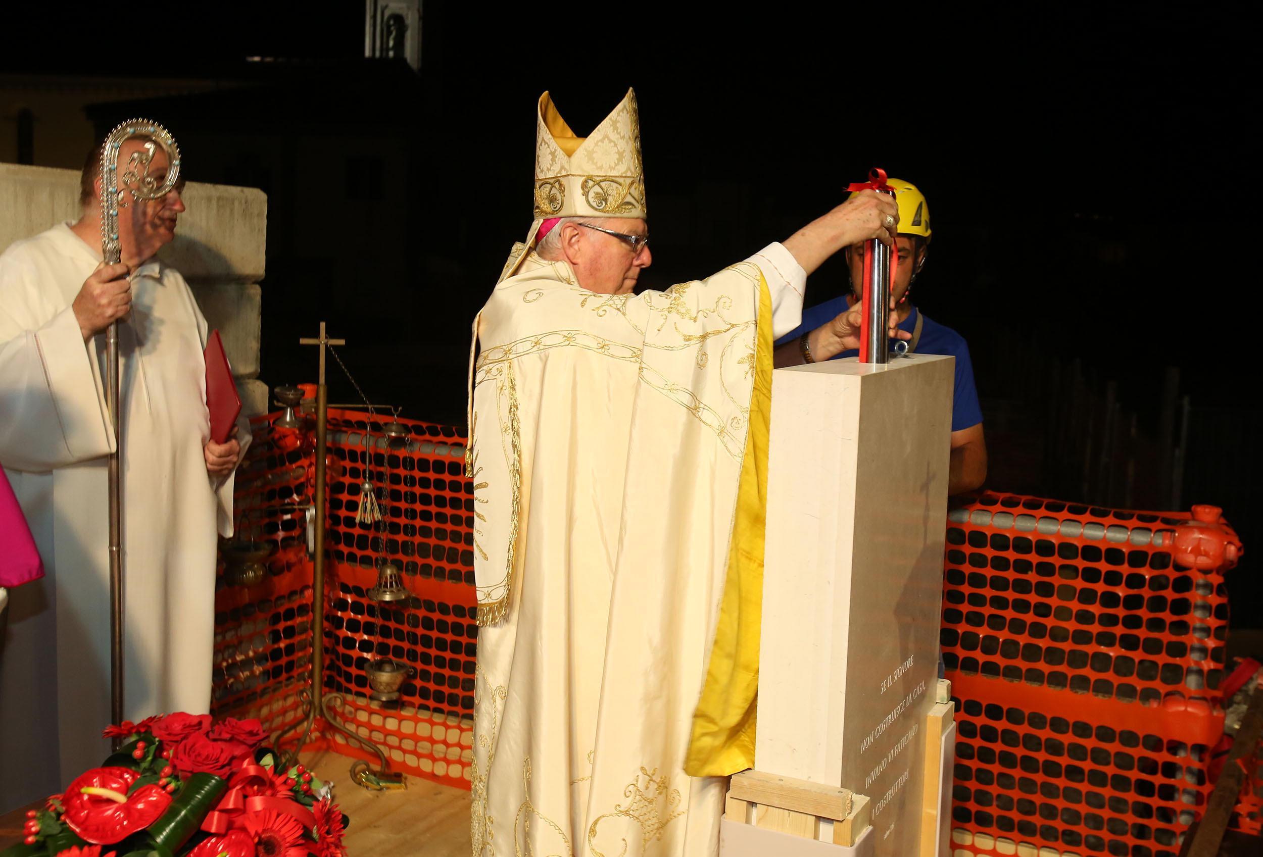 Il vescovo Roberto Filippini posa la prima pietra della nuova chiesa di Cintolese (foto Nucci)