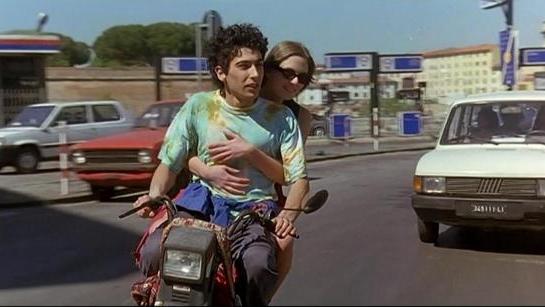 Edoardo Gabbriellini e Regina Orioli in una scena del film