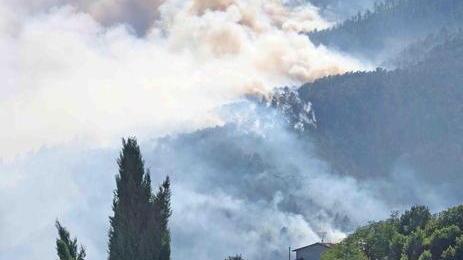 Doppio rogo nei boschi sopra Montale