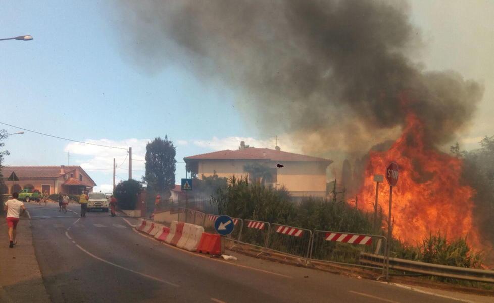 Santa Maria a Monte accerchiata dal fuoco Brucia anche il Serra 