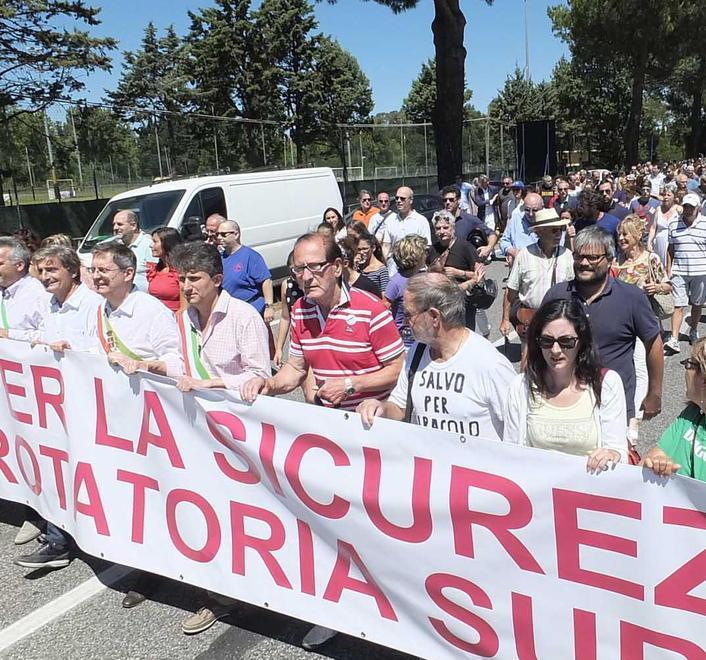 Rotatoria ferma «Pronti a scendere di nuovo in strada» 