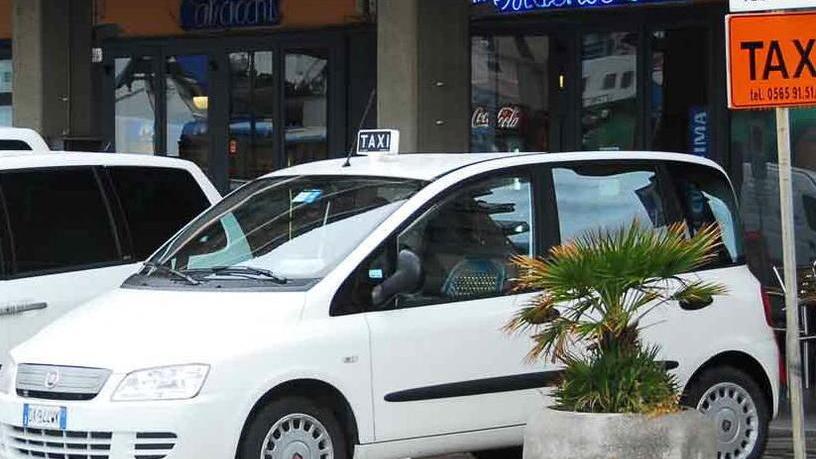 I tassisti accusano «Troppi abusivi ci rubano i clienti»