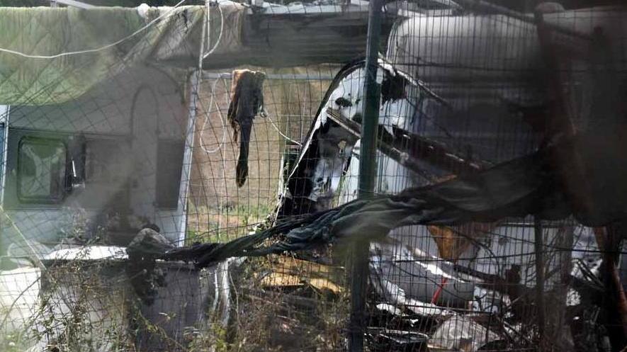 Rogo nel campo, distrutta una roulotte