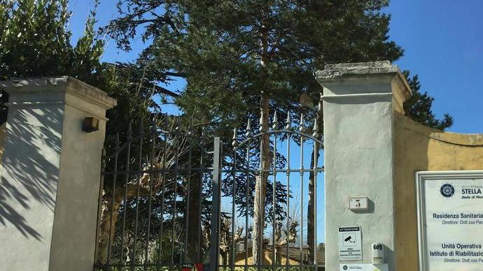 Fiamme a Montalto: 80 pazienti Stella Maris portati al Calambrone