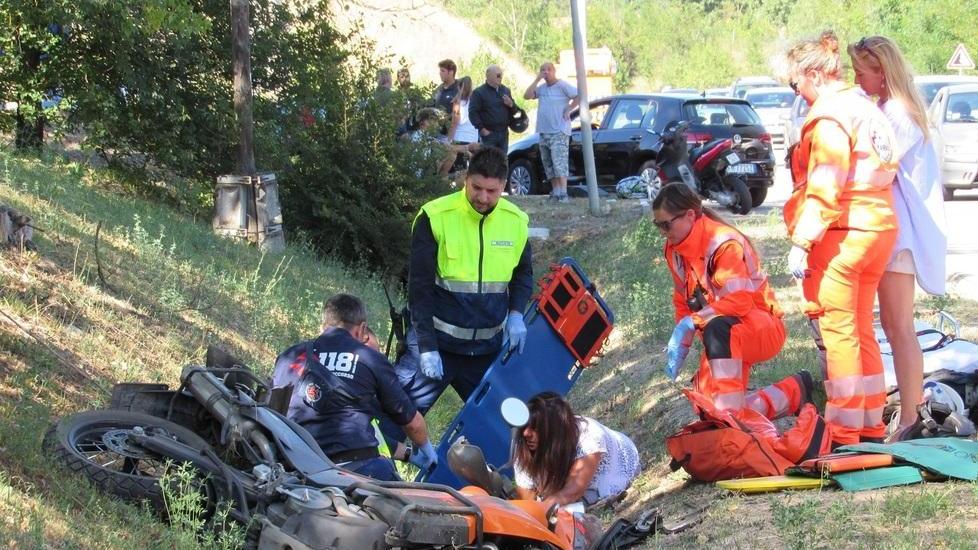 Urta la moto dopo il sorpasso Ragazza vola nel fosso, ferita