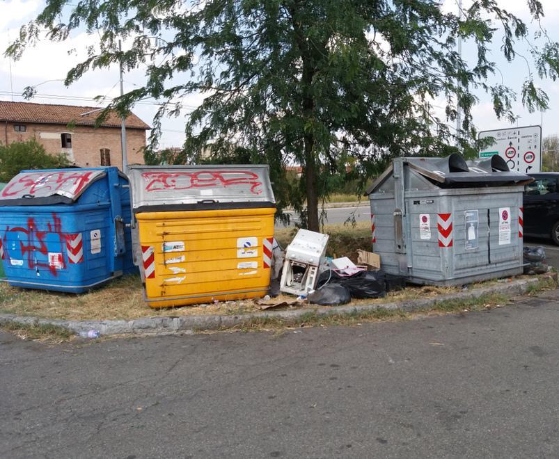 S. Anna, via Finzi “assediate” dai rifiuti
