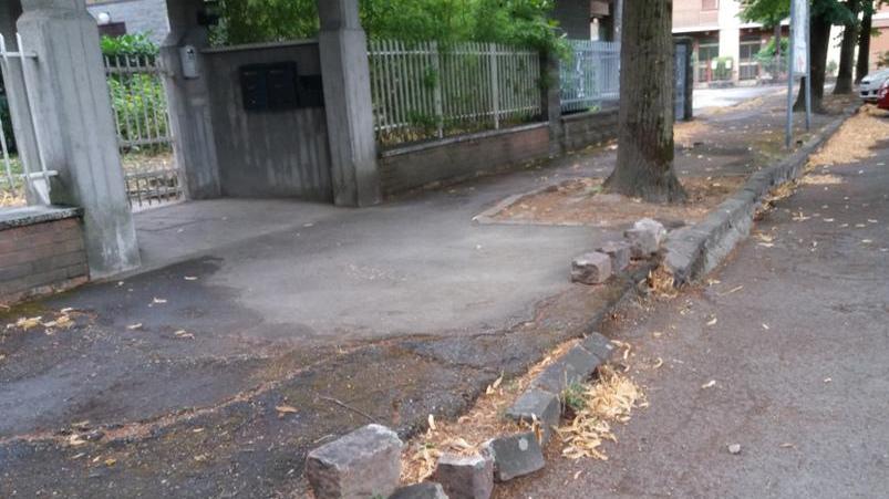 A Collegara il marciapiede miete vittime