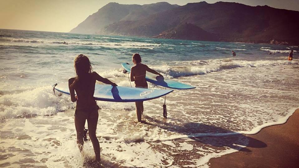 Ragazze sulla cresta dell’onda a Porto Ferro il surf è donna 