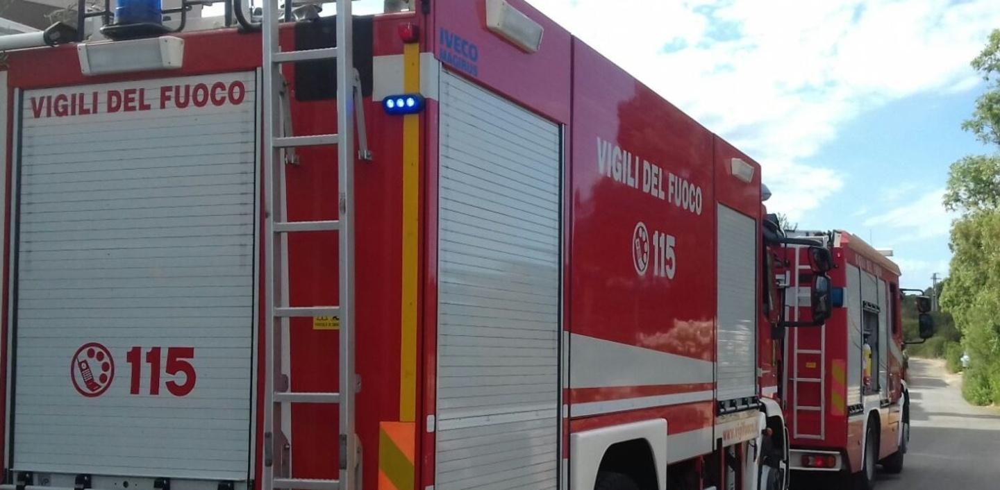 Scintilla di una smerigliatrice brucia un campo a Cugnana