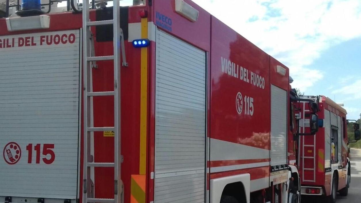 Scintilla di una smerigliatrice brucia un campo a Cugnana