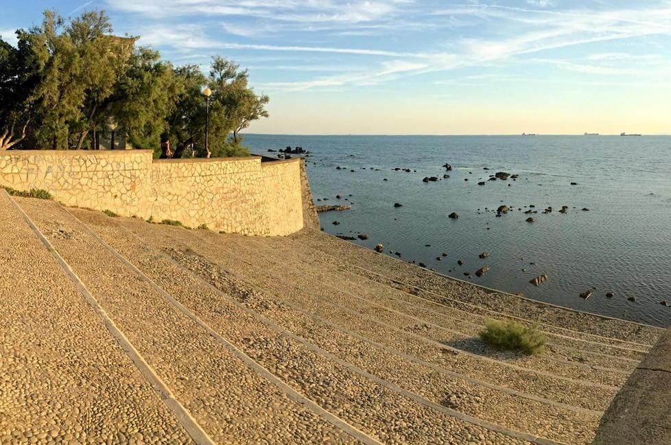 Antignano, vietata la balneazione davanti alla scalinata 