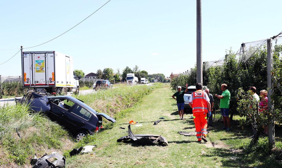 Si scontra con un’auto mentre sta svoltando, tre i feriti
