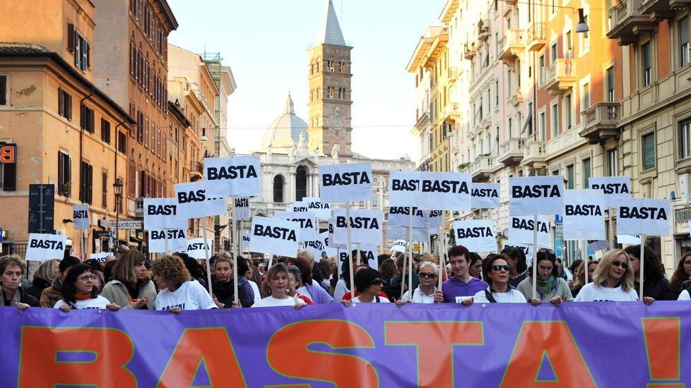 In un giorno 130 minacce e le porta via anche il figlio