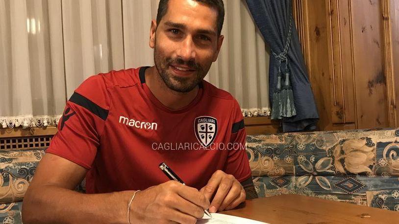 Marco Borriello firma il contratto col Cagliari