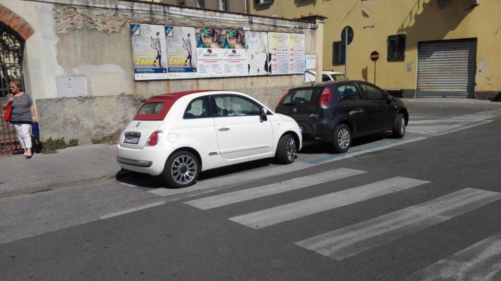La Fiat 500 della consigliera comunale parcheggiata sulle strisce in piazza della Resistenza