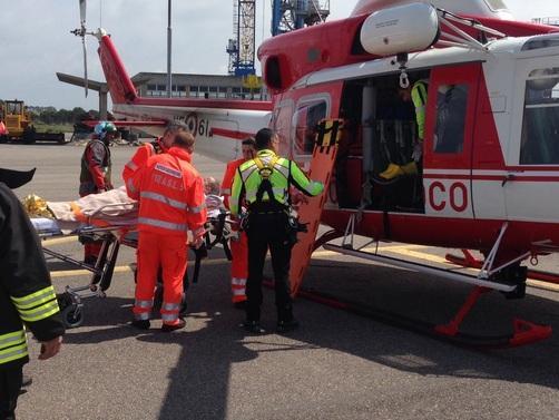 Gommone su scogli a Porto Pozzo, grave una donna