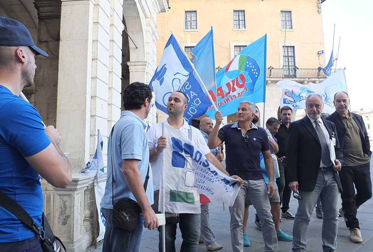 I poliziotti in piazza davanti al Comune