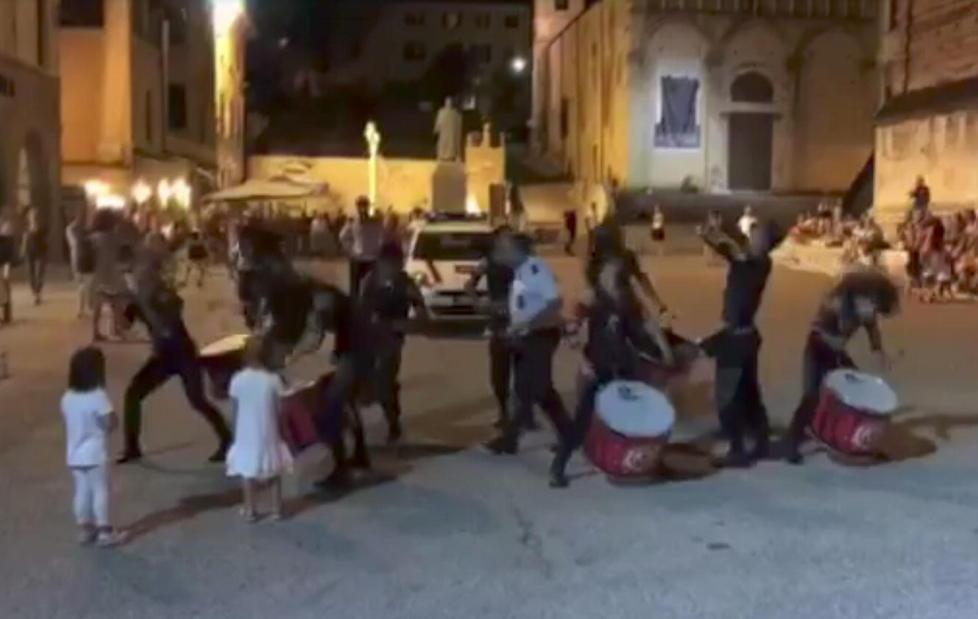 Artisti di strada cacciati dai vigili urbani - Video